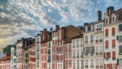 Impact du tourisme au Pays-Basque : opportunités et défis pour les entreprises locales