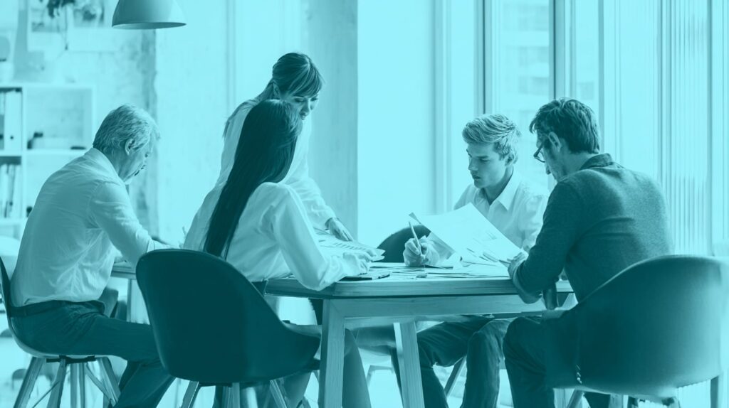 Réunion de valorisation d’une officine avec chiffres et graphiques