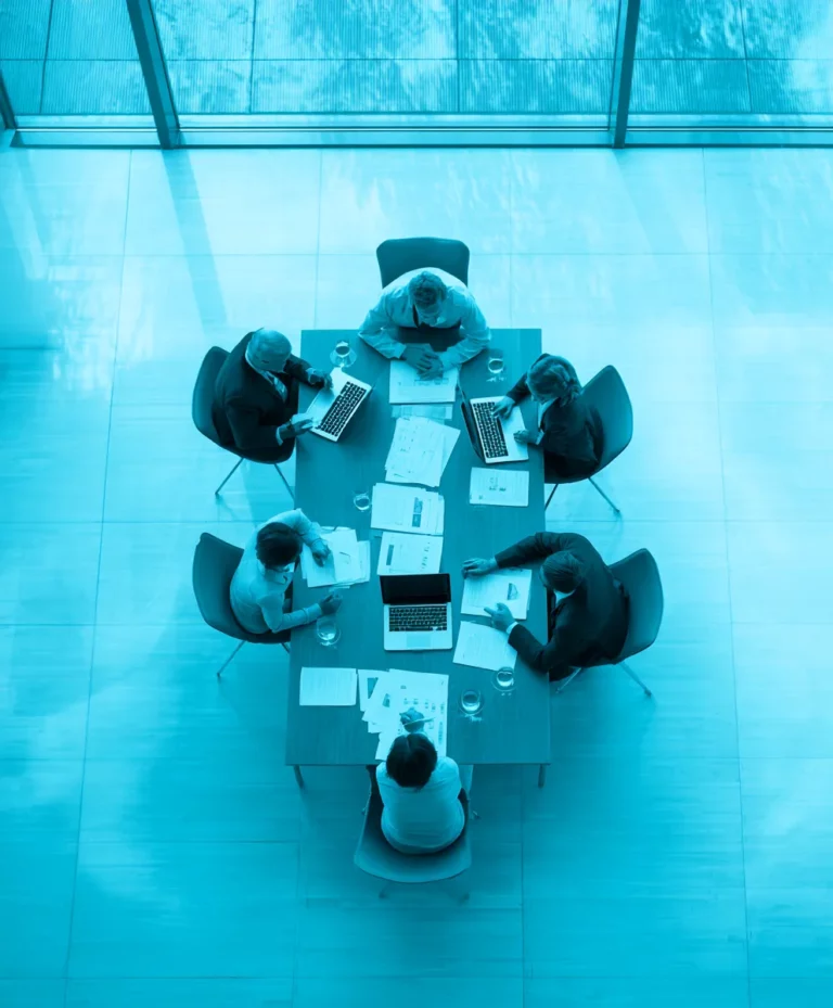 Réunion de préparation d’assemblée générale dans une association – organisation des documents