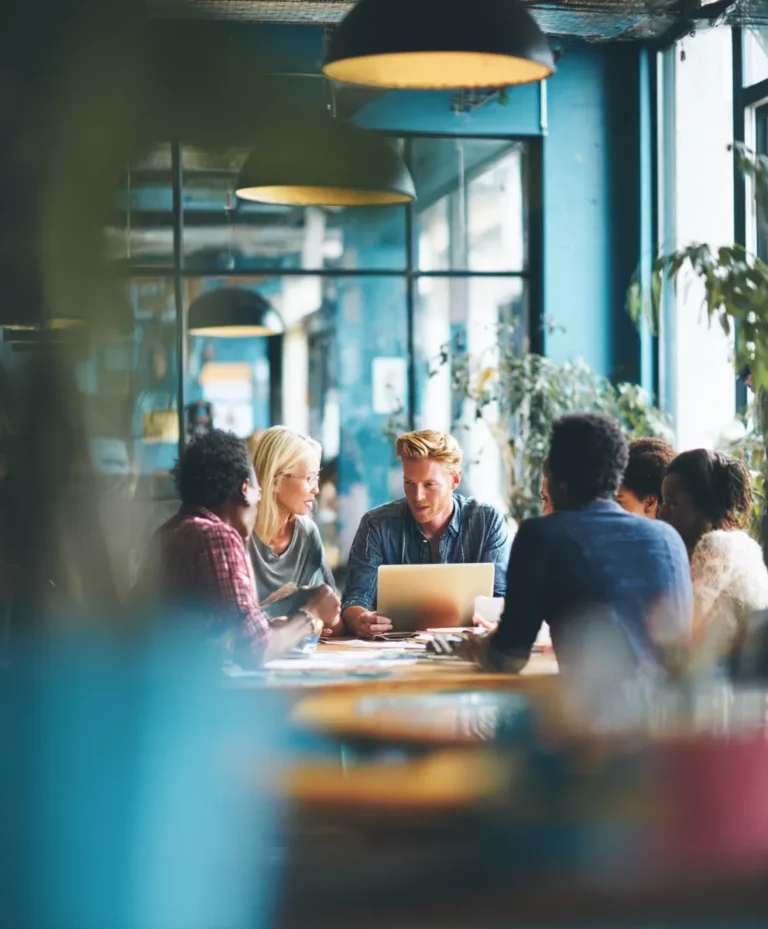 Équipe associative travaillant ensemble sur la transformation de leur modèle économique