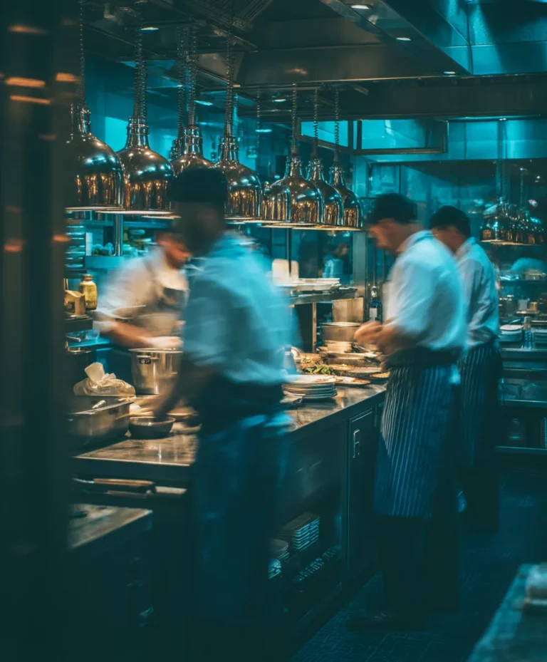 Cuisine de restaurant pendant le service — extras et salariés travaillent côte à côte