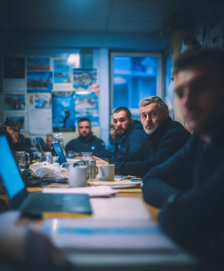 Gestion et gouvernance d’une association sportive locale en France : bénévoles et salariés réunis pour piloter le développement du club.