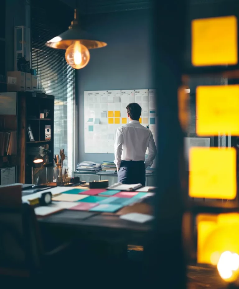 dirigeant consultant un calendrier annuel des obligations employeurs dans un bureau moderne