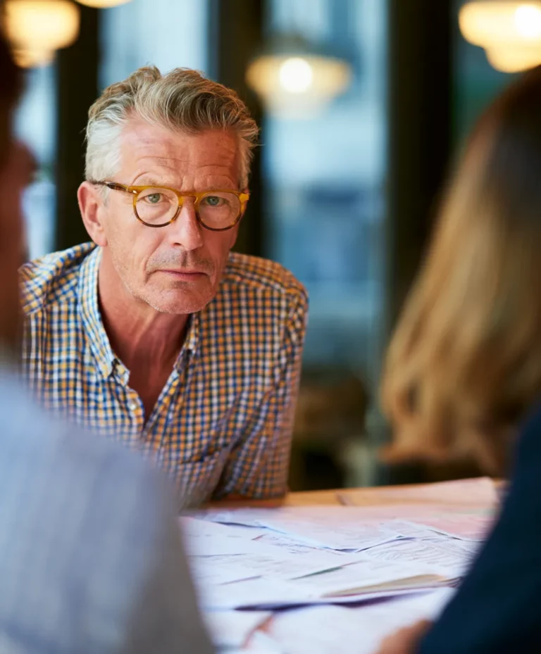 Dirigeant de PME en consultation stratégique avec son expert-comptable M&A