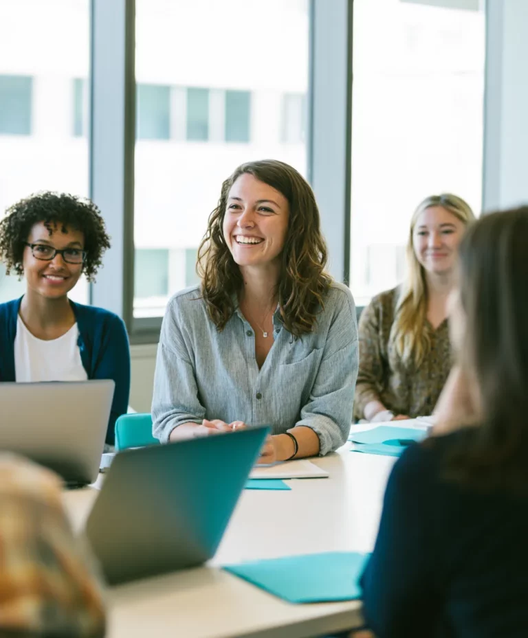 mécénat de compétences en association — salarié mécène accompagnant une équipe associative