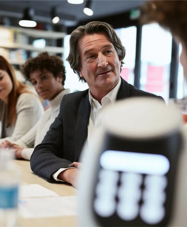 Dirigeant et ses enfants adultes structurant une holding familiale avec leur conseil en France
