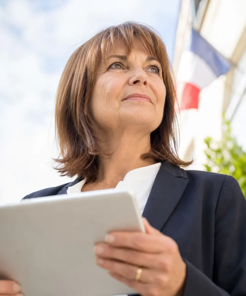 Dirigeante de PME française déterminée préparant la cession de son entreprise et sa data room