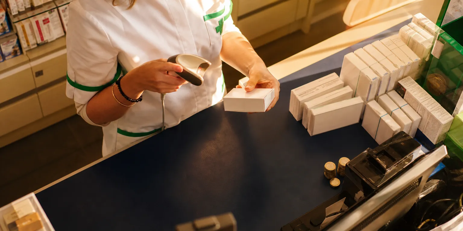 Scan de boîtes de médicaments au comptoir, illustration de l'euro à la boîte et des honoraires de dispensation en officine