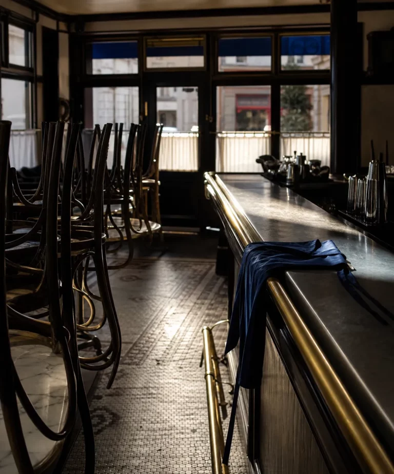 Salle de bistrot français vide au petit matin, enjeu du recrutement restauration et de la fidélisation en CHR