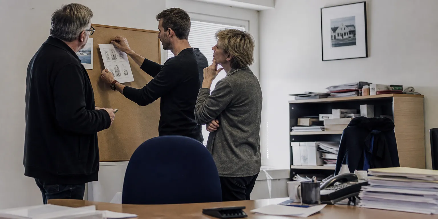 Équipe d'une PME française affichant une procédure interne de validation des virements, illustrant les réflexes anti-fraude à mettre en place en entreprise