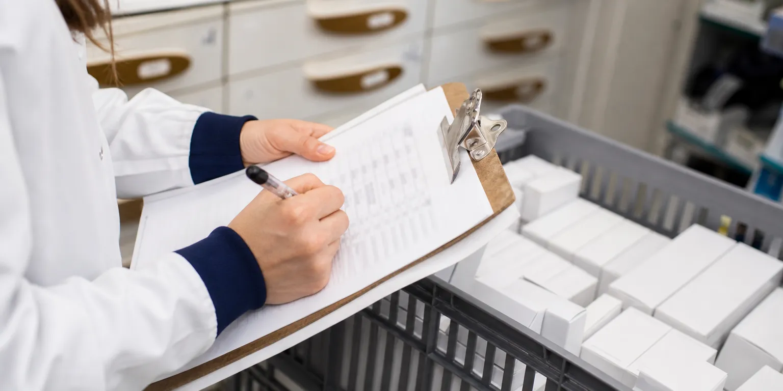 Contrôle des livraisons et des remises fournisseurs dans la réserve d'une officine