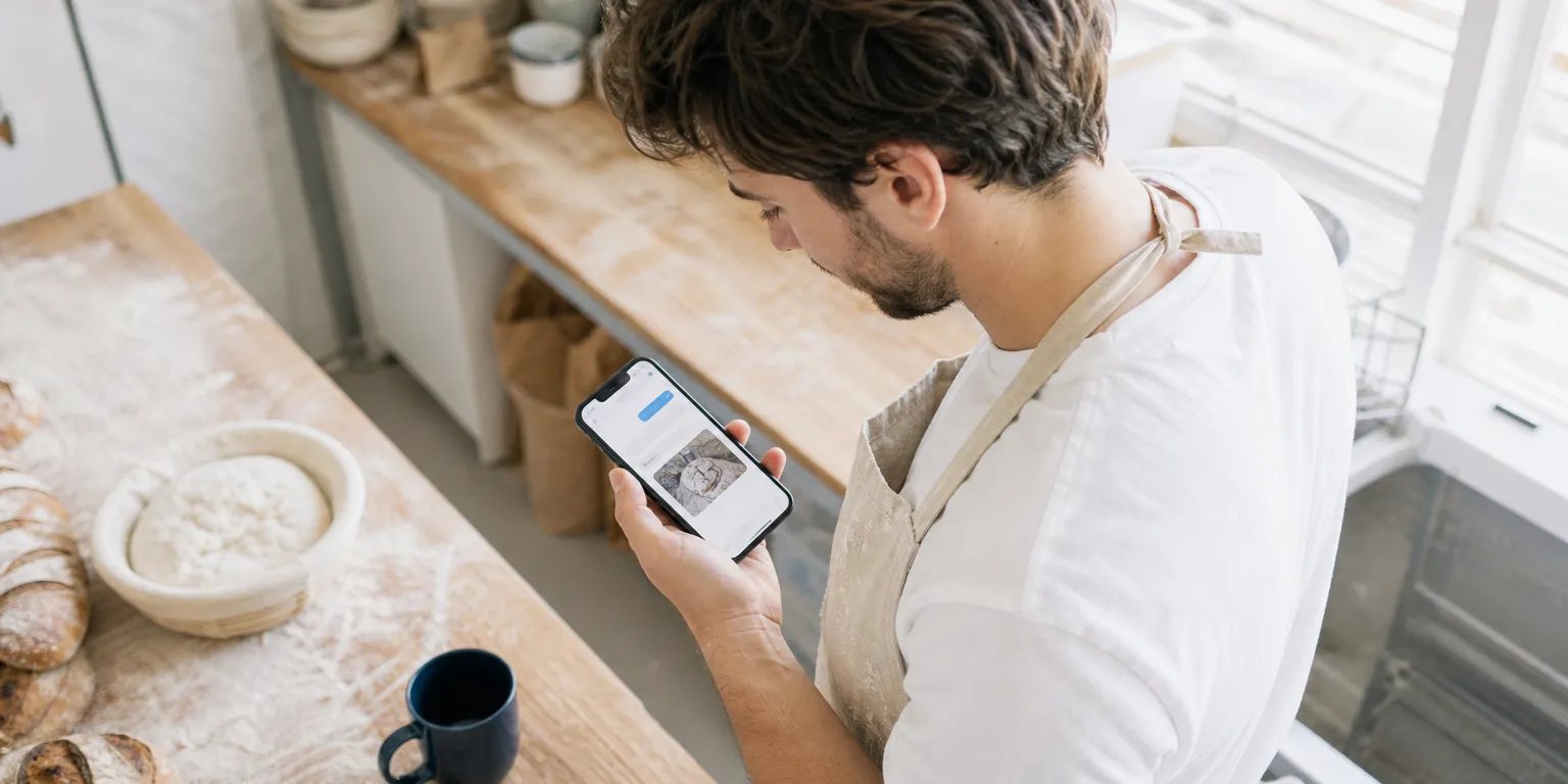 Commerçante vérifiant l'obligation chatbot IA mention et l'étiquetage d'un visuel généré