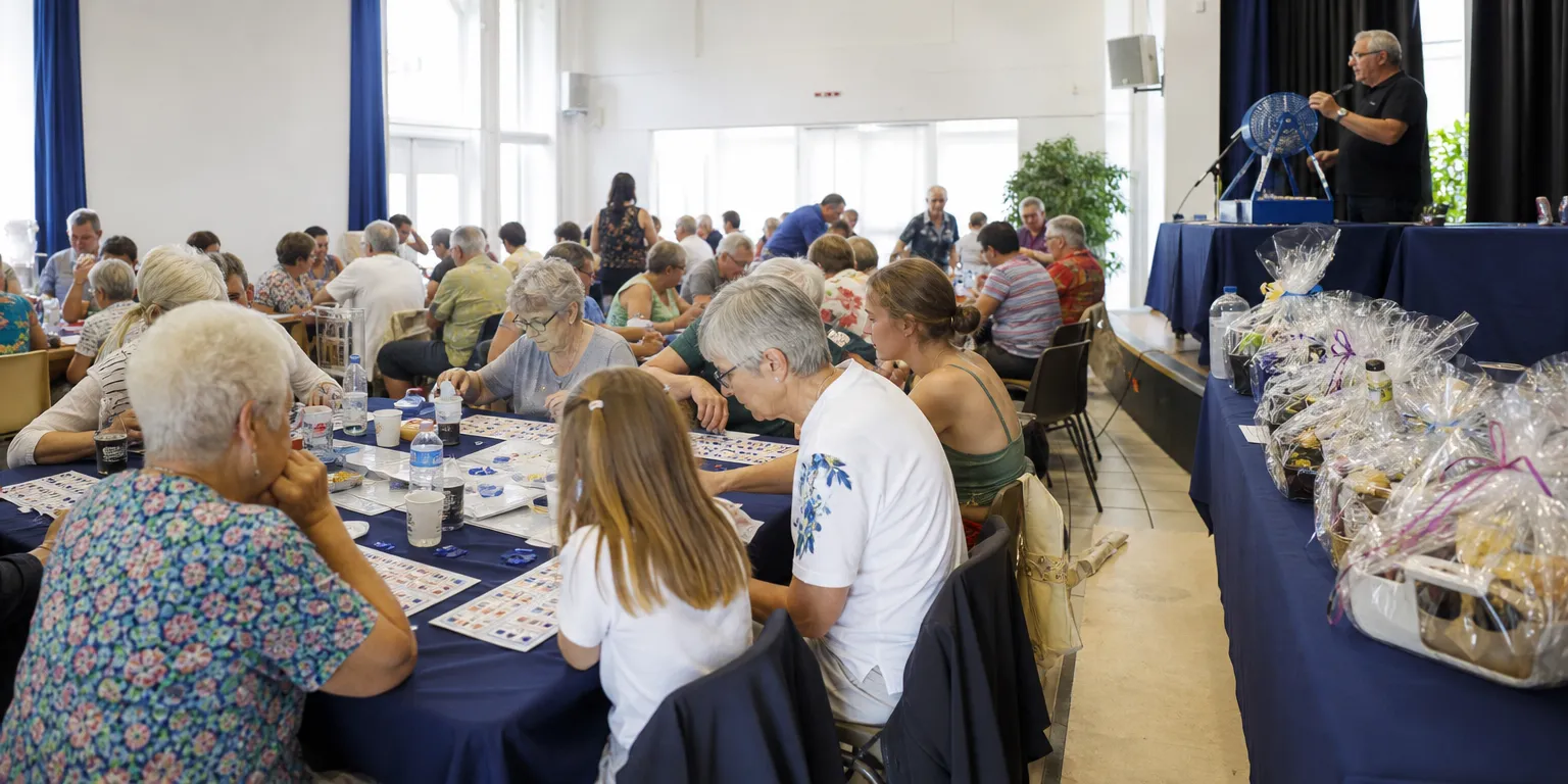 Loto associatif dans une salle des fêtes, l'une des six manifestations de soutien exonérées d'impôts commerciaux