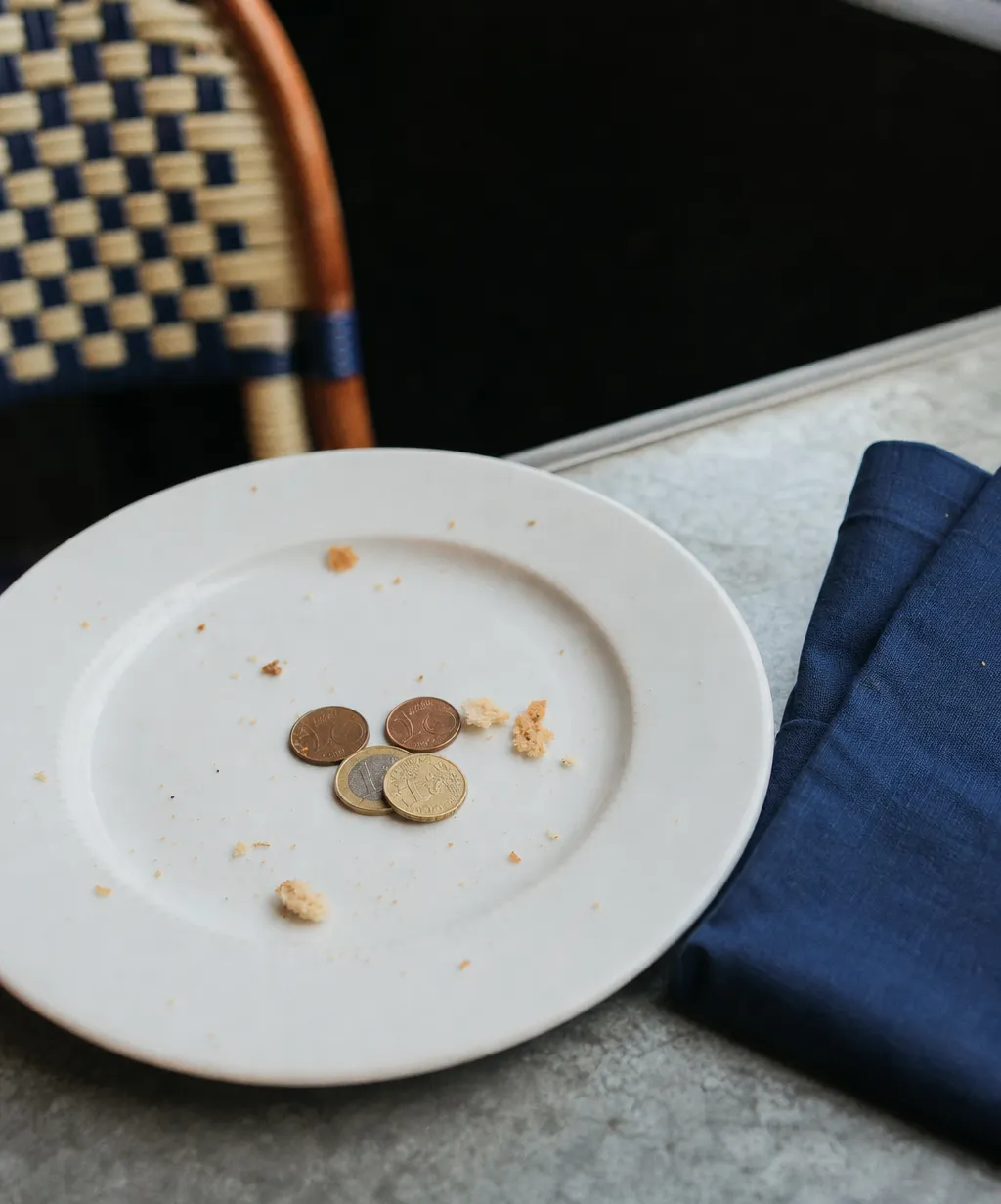 Assiette presque vide avec quelques pièces : combien gagne un restaurateur une fois tout payé