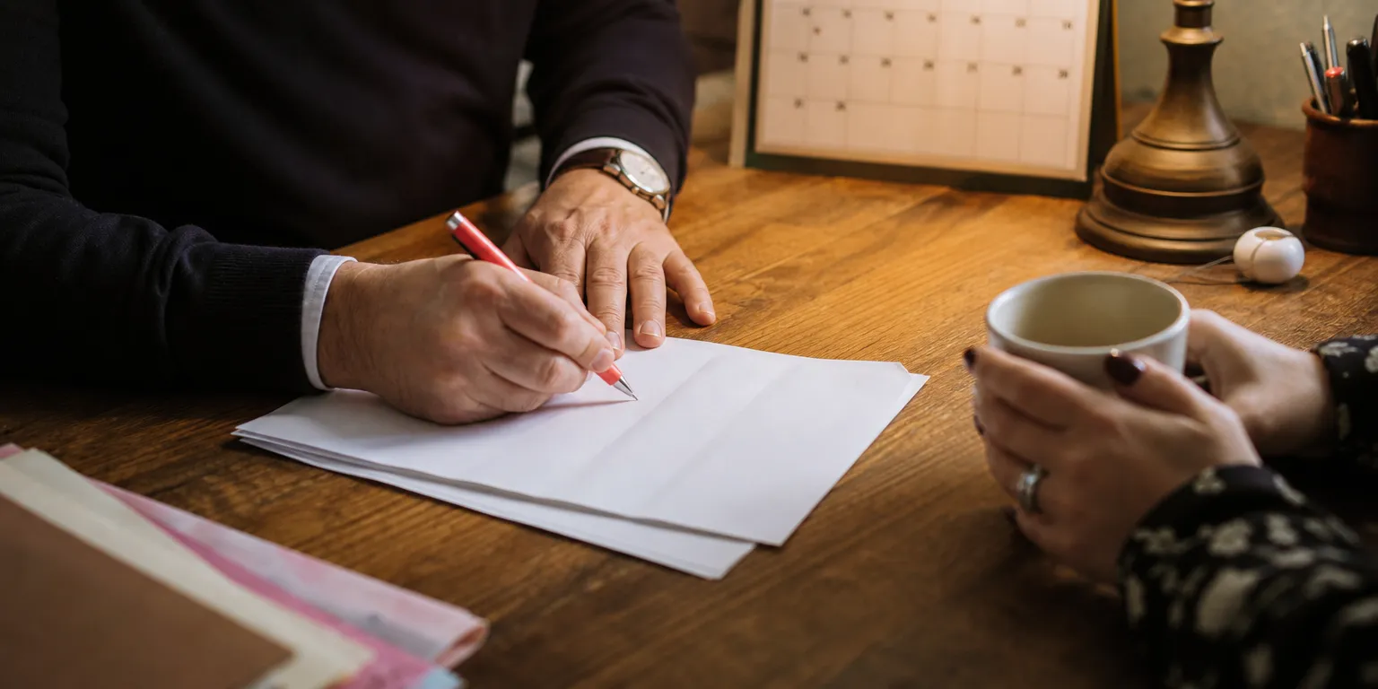 Signature du contrat de travail du conjoint salarié avant l'échéance de décembre 2026