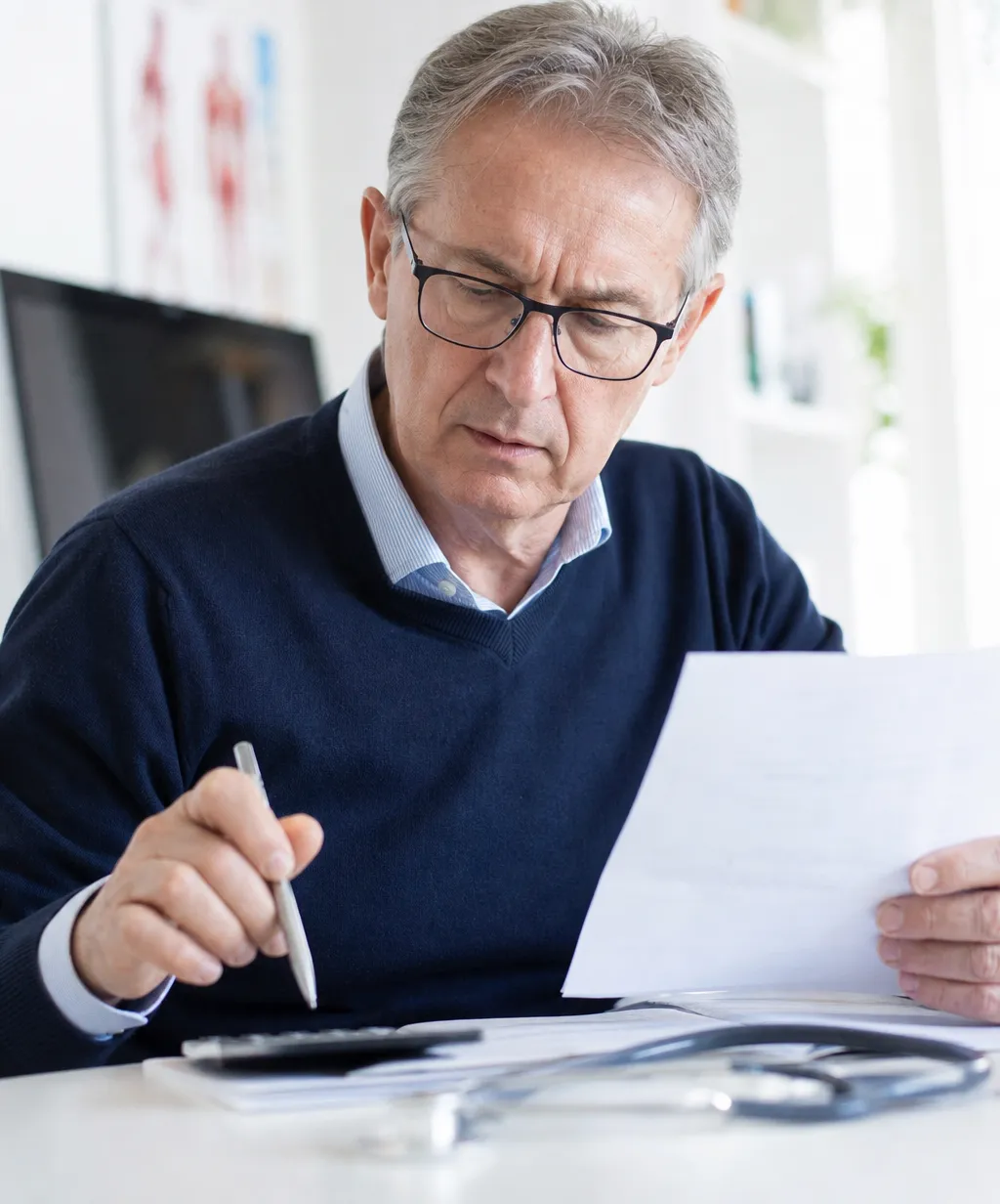 Médecin libéral calculant l'impact du cumul emploi-retraite 2027 sur sa pension