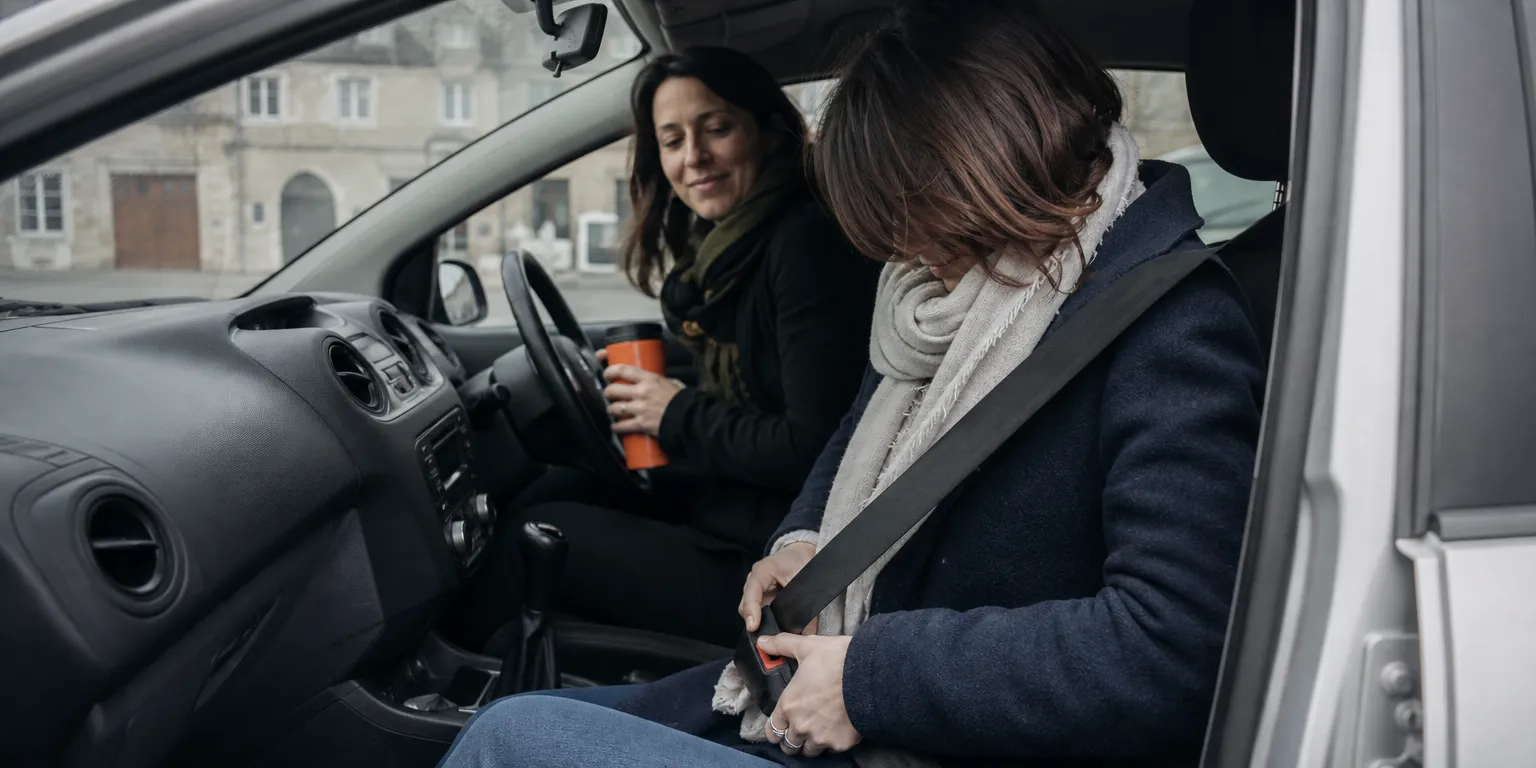 Collègues en covoiturage pour aller au travail, un mode de transport couvert par le forfait mobilités durables
