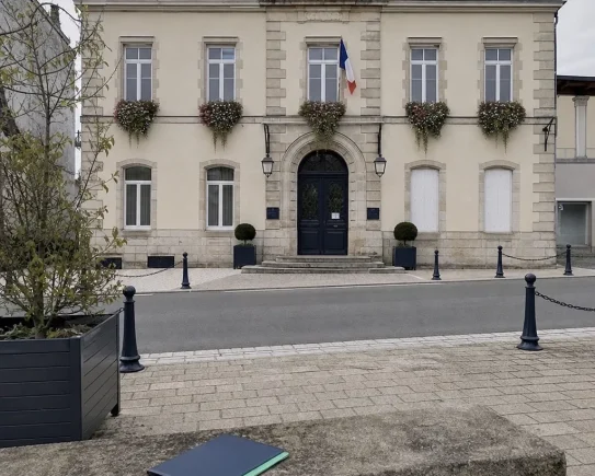 Attestation régularité fiscale pour entreprise nouvelle devant un bâtiment administratif français
