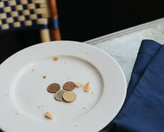 Assiette presque vide avec quelques pièces : combien gagne un restaurateur une fois tout payé