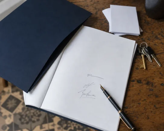 Statuts signés posés sur une table pour créer une association loi 1901