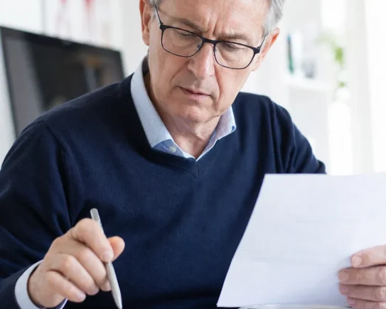 Médecin libéral calculant l'impact du cumul emploi-retraite 2027 sur sa pension