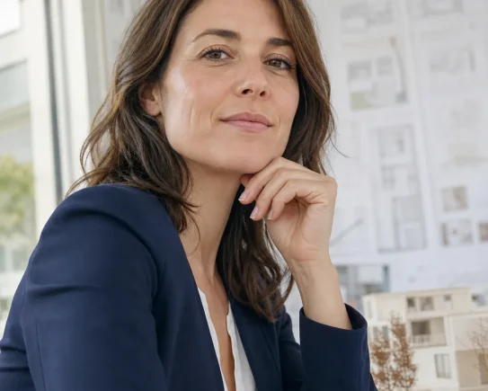 Profession libérale en BNC concernée par la facturation électronique, portrait d'une architecte française confiante
