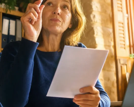 Dirigeante française étudiant son avis d'impôt sur le revenu 2027 à son bureau