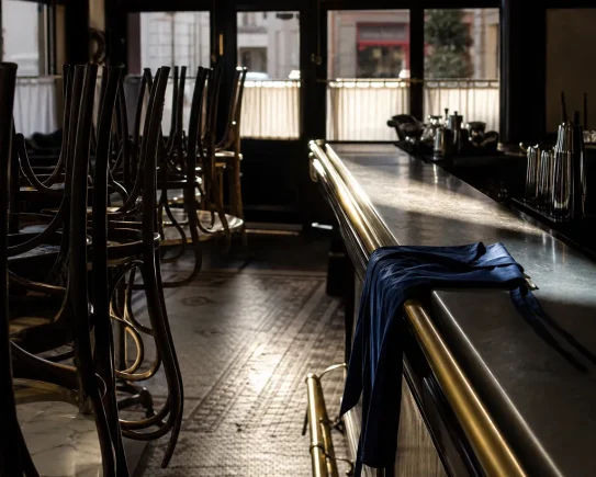 Salle de bistrot français vide au petit matin, enjeu du recrutement restauration et de la fidélisation en CHR