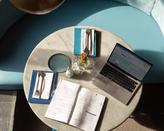 Ambiance de restaurant vide avec documents de gestion – rentabilité en coulisses