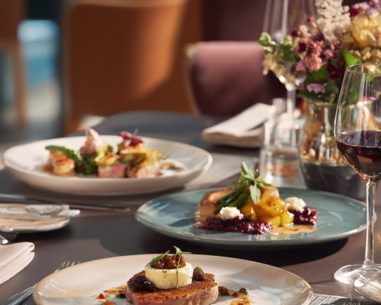 Photo réseaux sociaux d’un restaurant français moderne avec plats soignés et ambiance digitale.