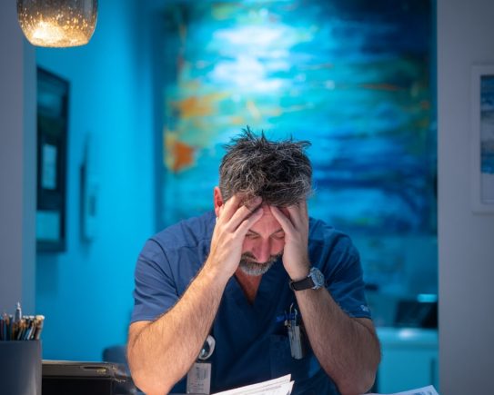 Chirurgien-dentiste libéral examinant ses finances dans son cabinet