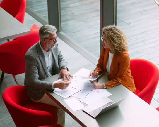 Audit social en entreprise, réunion entre RH et dirigeant