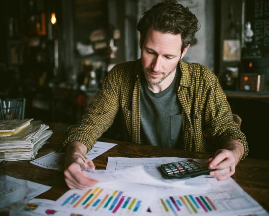 dirigeant PME examinant états financiers, moderne, professionnel, couleur vert turquoise et bleu foncé