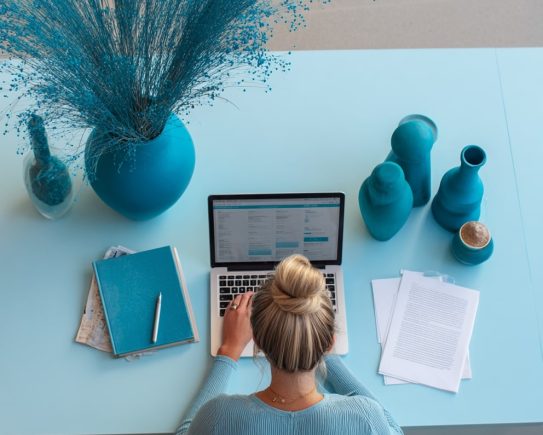 Consultant indépendant travaillant sa comptabilité sur ordinateur dans un bureau moderne